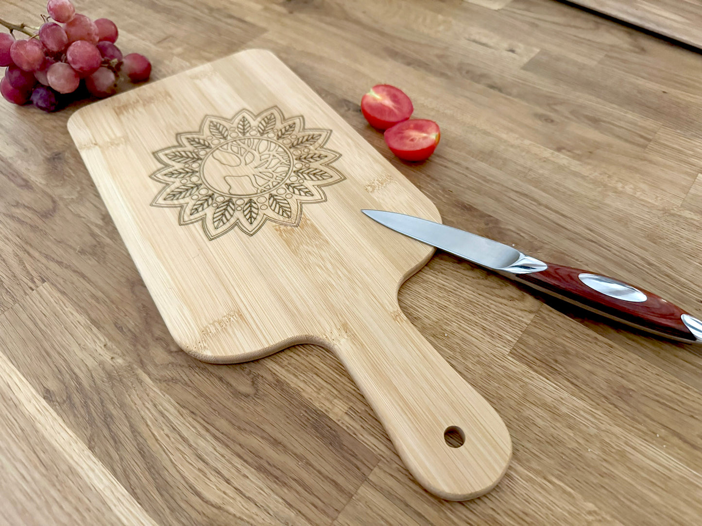 Bamboo Cutting Board for Mom – 'Mom’s Kitchen' Engraved Serving Board, Ideal Gift for Mother's Day, Kitchen Décor
