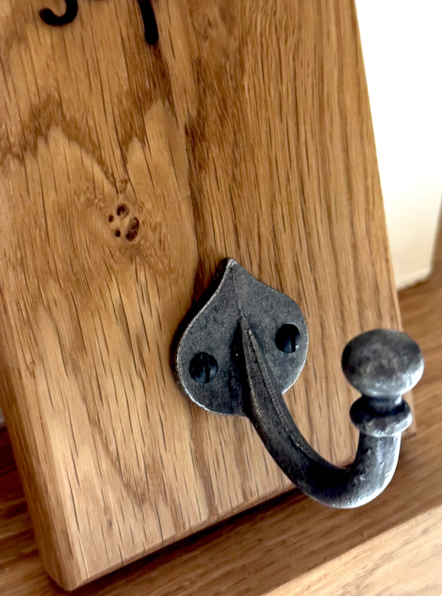 Personalised Solid Oak Floating Coat Hook – Handcrafted with Hidden Brackets & Cast Iron Hook