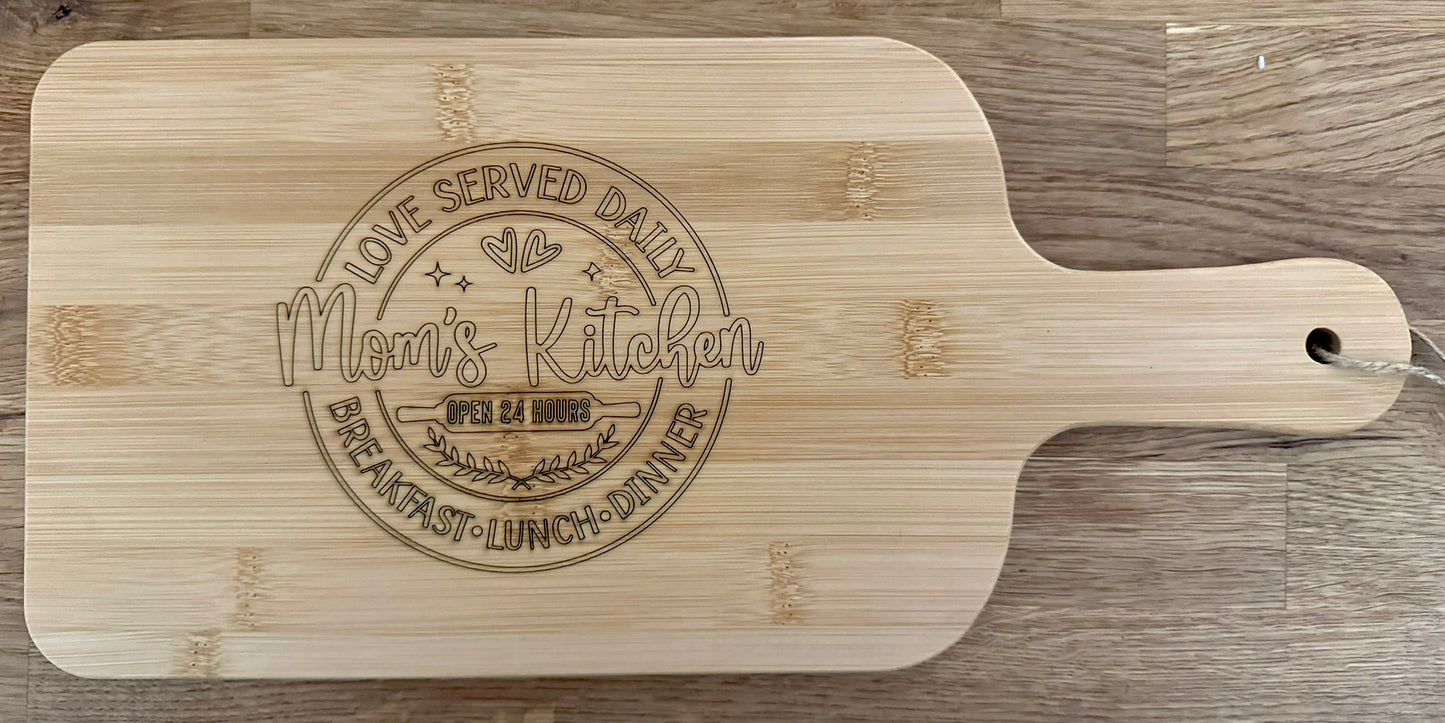 Bamboo Cutting Board for Mom – 'Mom’s Kitchen' Engraved Serving Board, Ideal Gift for Mother's Day, Kitchen Décor